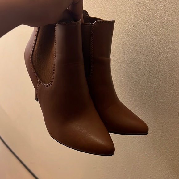 5 1/2 used four times very comfortable - Picture 1 of 5